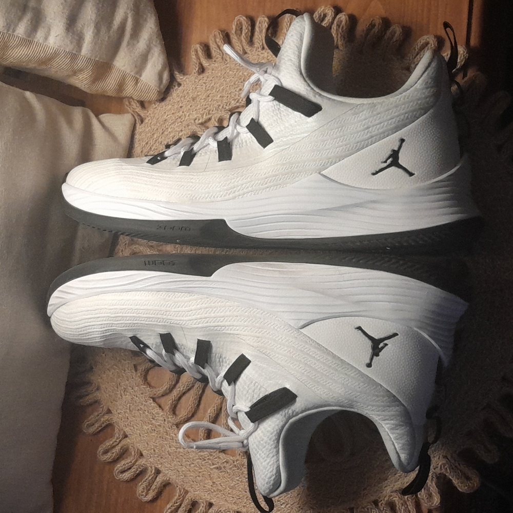 Men's Jordan White and Black Low-Top Athletic Sneakers - Picture 3 of 12
